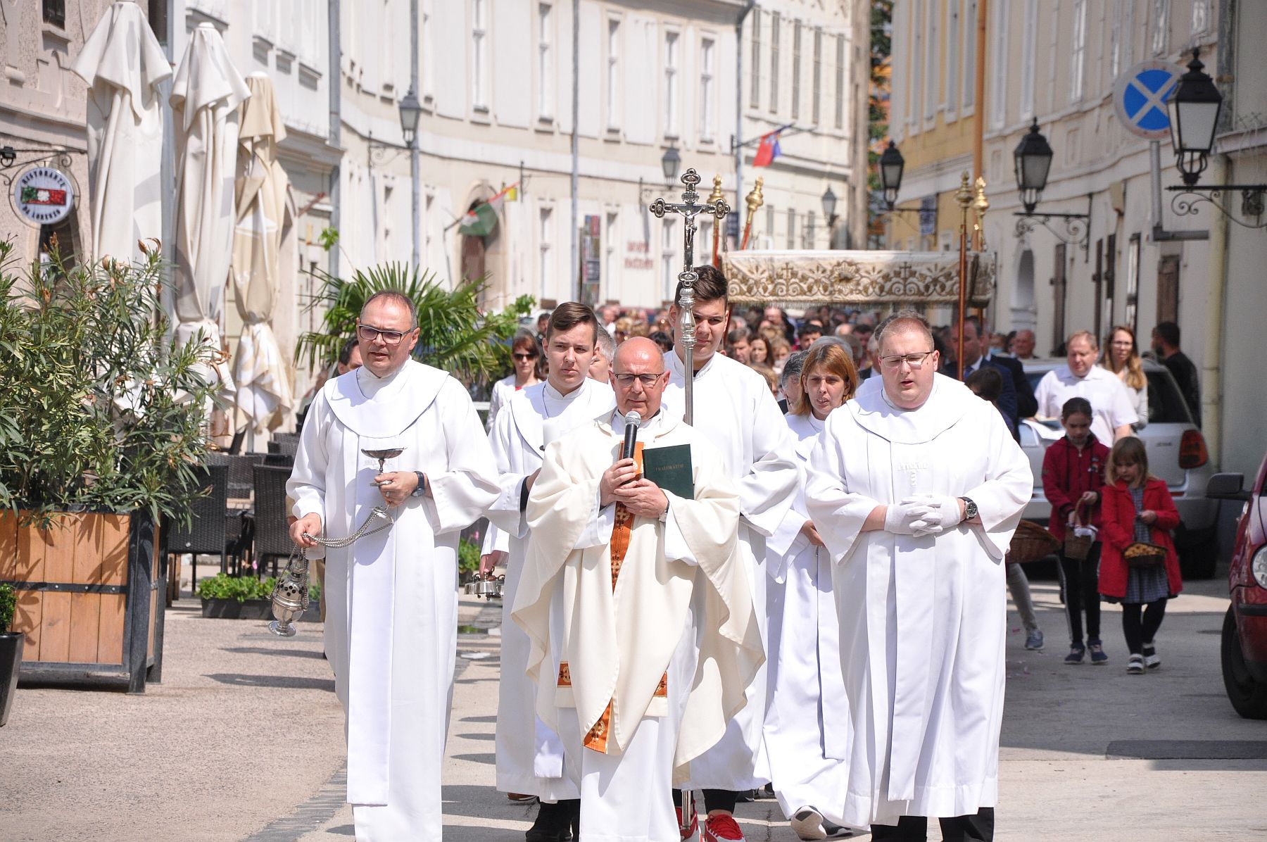 Közös szentmisével és a hagyományos úrnapi körmenettel ünnepeltek Fehérváron